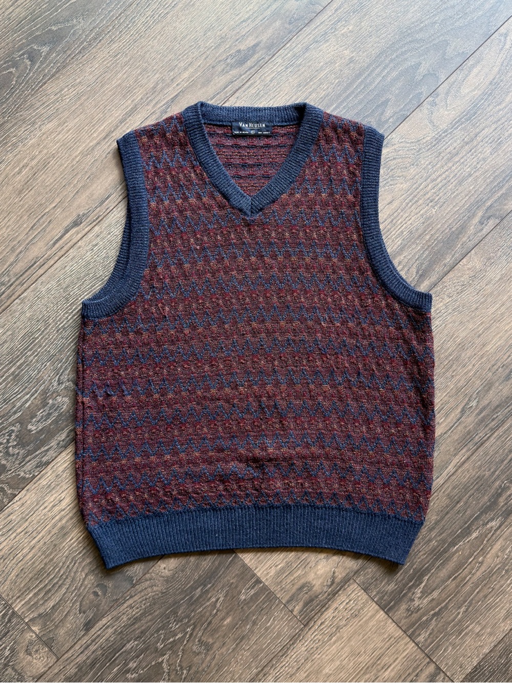 Van Heusen Men’s Medium Sweater Vest Navy Maroon Zigzag Geometric Vintage 90s